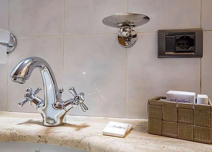 Hotel Fellini A Fontana Di Trevi 3*